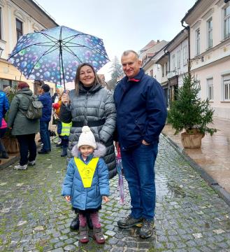 Foto utrinki krašenja smrečic in prižig plamenčkov upanja na Šutni (21)